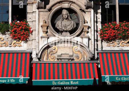 Einige Balkone von Le Pigeon in La Grand Place, Brüssel. La Chaloupe d'oder - den Goldenen Schuh Restaurant in der Grote Markt (Grand Place) in zentralen Br Stockfoto