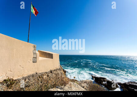 Portugiesische Flagge über das Fort São Jorge, errichtet während der portugiesischen Restaurierung Krieg mit Spanien, in der Nähe von Cascais, Portugal Stockfoto