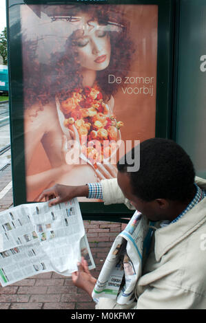 Mann eine Zeitung lesen in Brüssel Straßenbahn Zug in Brüssel, Belgien Stockfoto