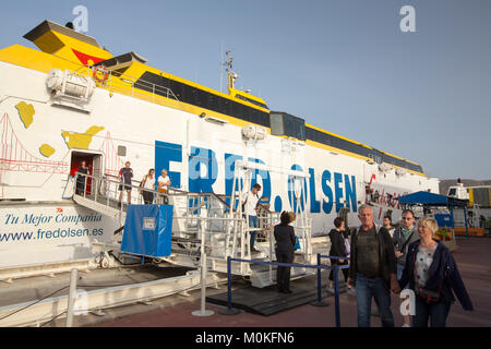 Die Passagiere aussteigen ein Fred Olsen Fähre in Los Christianos auf Teneriffa, Kanarische Inseln. Stockfoto