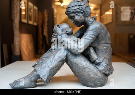 Mutter und Baby Bronze Skulptur in K-Darlehen, der Galerie der Antiquitäten und Deko, Marolles, Brüssel, Belgien Stockfoto