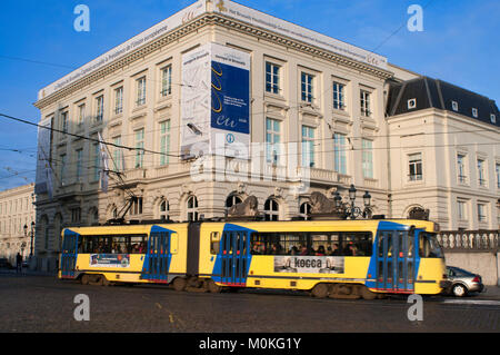 Brüssel Straßenbahn Zug vor der Tourist Information Office in Brüssel, Belgien Stockfoto