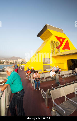 Passagiere auf einem Fred Olsen Fähre in Los Christianos auf Teneriffa, Kanarische Inseln. Stockfoto