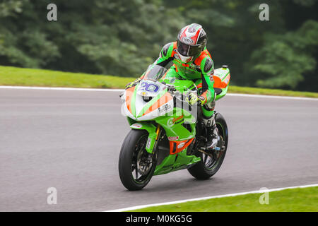 Mason Gesetz nähert sich der haarnadelkurve in Cadwell Park, in der Nähe von Louth, Lincolnshire während der Dickies britischen Supersport Rennen im Jahr 2016 Stockfoto