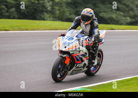 Ricky Tarrens nähert sich der haarnadelkurve während der Dickies britischen Supersport Rennen in Cadwell Park, in der Nähe von Louth, Lincolnshire Stockfoto