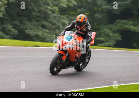Tommy Philp nähert sich der haarnadelkurve während der Dickies britischen Supersport Rennen in Cadwell Park, in der Nähe von Louth, Lincolnshire Stockfoto