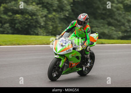Mason Gesetz nähert sich der haarnadelkurve in Cadwell Park, in der Nähe von Louth, Lincolnshire während der Dickies britischen Supersport Rennen im Jahr 2016 Stockfoto