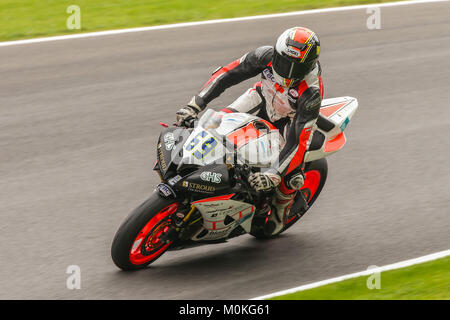 Ryan Dixon nähert sich der haarnadelkurve während der Dickies britischen Supersport Rennen in Cadwell Park, in der Nähe von Louth, Lincolnshire Stockfoto