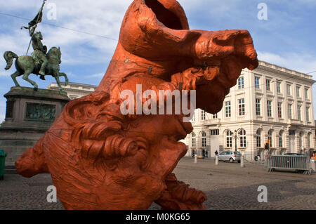 Eine Skulptur aus Polyesterharz, die von der Mexikanische Künstler Javier Marin genannt Cabeza de Mujer Roja vor der Tourist Information Office in Bruss Stockfoto