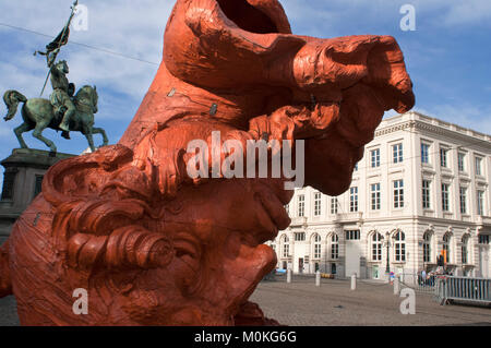 Eine Skulptur aus Polyesterharz, die von der Mexikanische Künstler Javier Marin genannt Cabeza de Mujer Roja vor der Tourist Information Office in Bruss Stockfoto