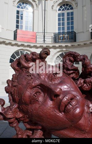 Eine Skulptur aus Polyesterharz, die von der Mexikanische Künstler Javier Marin genannt Cabeza de Mujer Roja. Der Palais de Charles de Lorraine Musee, Brüssel, BE Stockfoto