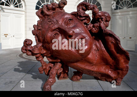 Eine Skulptur aus Polyesterharz, die von der Mexikanische Künstler Javier Marin genannt Cabeza de Mujer Roja. Der Palais de Charles de Lorraine Musee, Brüssel, BE Stockfoto