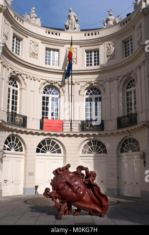 Eine Skulptur aus Polyesterharz, die von der Mexikanische Künstler Javier Marin genannt Cabeza de Mujer Roja. Der Palais de Charles de Lorraine Musee, Brüssel, BE Stockfoto