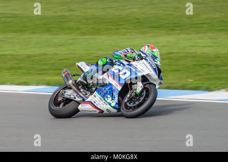 Davide Giugliano auf dem Motorrad Tyco BMW bei der British Superbike Meeting in Donington Park, Schloss Donnington, Leicestershire, England im April 2017 Stockfoto