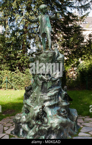 Peter Pan Autor J M Barrie Unterschrift auf Peter Pan Statue in Egmont Park Brüssel Belgien Stockfoto