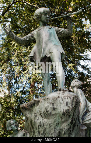 Peter Pan Autor J M Barrie Unterschrift auf Peter Pan Statue in Egmont Park Brüssel Belgien Stockfoto