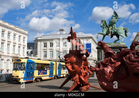 Eine Skulptur aus Polyesterharz, die von der Mexikanische Künstler Javier Marin genannt Cabeza de Mujer Roja vor der Tourist Information Office in Bruss Stockfoto