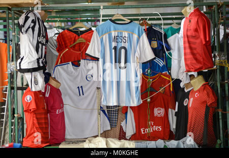 Fußball Trikots store, alten Basar von Skopje, Mazedonien Stockfoto