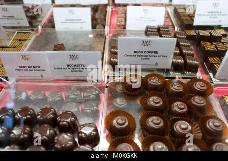 Riesige Auswahl und Auswahl an luxuriösen Belgische Pralinen angezeigt für Verkauf an den beliebten shop Wittamer in Brüssel, Belgien. Stockfoto