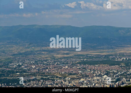 Panoramablick von Skopje aus Berg Vodno, Mazedonien Stockfoto