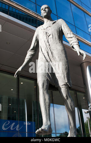 Skulptur L'homme qui Marche vorwärts in der Rue de la Loi im Europäischen Viertel, Brüssel, Belgien. Stockfoto