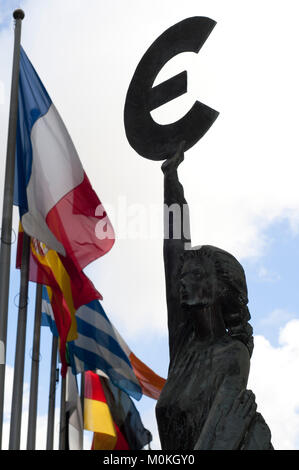 Fahnen und Euro Symbol im Gebäude des Europäischen Parlaments in Brüssel. Europäische Viertel, Brüssel, Belgien. Stockfoto