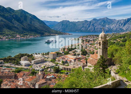 Classic panorama Blick auf die historische Kirche Unserer Lieben Frau von Remedy mit Blick auf die Altstadt von Kotor und weltberühmten Bucht von Kotor, Montenegro Stockfoto