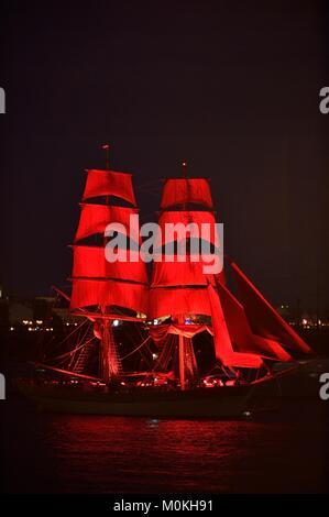 St. Petersburg, Russland - 20.Juni 2015: Licht und Feuerwerk mit einer Fregatte mit Scarlet Sails schwimmend auf dem Fluss Neva. Im Jahr 2015, das Festival Narbe Stockfoto