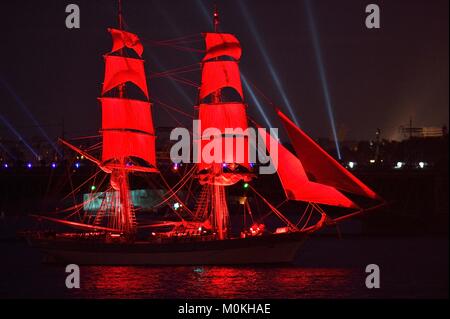 St. Petersburg, Russland - 20.Juni 2015: Licht und Feuerwerk mit einer Fregatte mit Scarlet Sails schwimmend auf dem Fluss Neva. Im Jahr 2015, das Festival Narbe Stockfoto