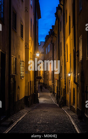 Reizvolle Straßenszene in der Stockholmer Altstadt Gamla Stan (Altstadt) im wunderschönen Dämmerung in der Dämmerung beleuchtet, Stockholm, Schweden Stockfoto