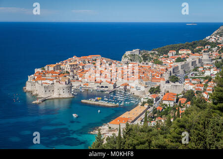 Panoramablick auf die Altstadt von Dubrovnik, eines der bekanntesten touristischen Destinationen im Mittelmeer, im Sommer, Dalmatien, Kroatien Stockfoto