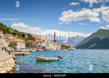 Klassische Ansicht der historischen Stadt Perast an der weltberühmten Bucht von Kotor an einem schönen sonnigen Tag im Sommer, Montenegro, Südeuropa Stockfoto