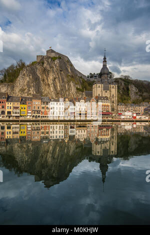 Klassische Ansicht der historischen Stadt Dinant mit malerischen Fluss Meuse in wunderschönen goldenen Abendlicht bei Sonnenuntergang, Provinz Namur, Wallonien, Belgien Stockfoto