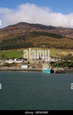 Die küstenstadt von Carlingford, County Louth, Irland. King John's Castle und Carlingford Hafen sitzen an der Basis des Slieve Foy, Halbinsel Cooley. Stockfoto