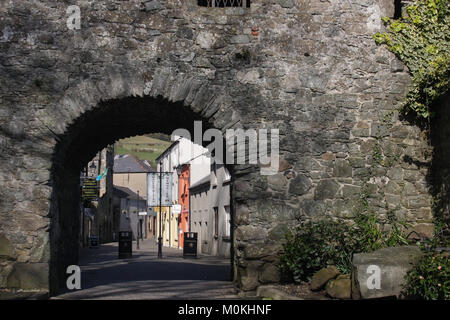 Die Tholsel in Carlingford, County Louth, Irland. Die Tholsel ist das letzte Tor in die ehemalige mittelalterliche Stadt Carlingford. Stockfoto