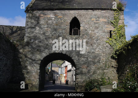 Die Tholsel in Carlingford, County Louth, Irland. Die Tholsel ist das letzte Tor in die ehemalige mittelalterliche Stadt Carlingford. Stockfoto