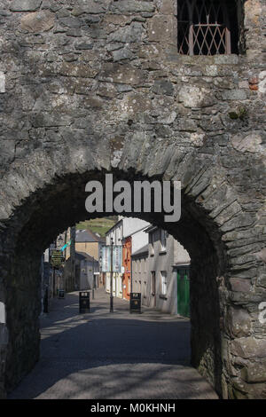 Die Tholsel in Carlingford, County Louth, Irland. Die Tholsel ist das letzte Tor in die ehemalige mittelalterliche Stadt Carlingford. Stockfoto