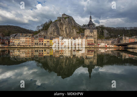 Klassische Ansicht der historischen Stadt Dinant mit malerischen Fluss Meuse in wunderschönen goldenen Abendlicht bei Sonnenuntergang, Provinz Namur, Wallonien, Belgien Stockfoto