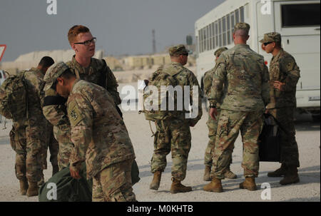 Soldaten der Alpha Akku, 2. Bataillon, 43 Air Defense Artillery Regiment, 11 Air Defense Artillery Brigade, begrüßen die erweiterten Partei der Alpha Batterie, 5 Battalion, 52nd Air Defense Artillery Regiment, 11 ADA, zu Al Udeid Air Base, Katar, Dez. 14, 2017. Stockfoto