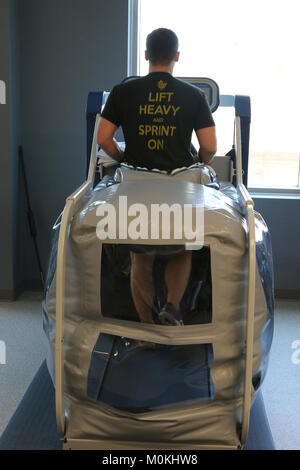 Ein Patient an den unerschrockenen Geist in Fort Bragg, N.C., läuft auf die Alter-G Anti-Gravity Laufband, Dez. 18, 2017. Einige post-gehirnerschütterung Patienten leiden unter Kopfschmerzen, die mit Anstrengung, und die Alter-G ermöglicht die Patienten in die Übung zu erleichtern, während ihre Symptome zu verwalten. (U.S. Armee Stockfoto