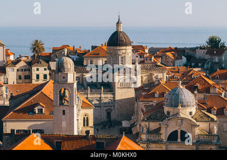 Panoramablick auf die Altstadt von Dubrovnik, eines der bekanntesten touristischen Destinationen im Mittelmeer, bei Sonnenuntergang, Dalmatien, Kroatien Stockfoto