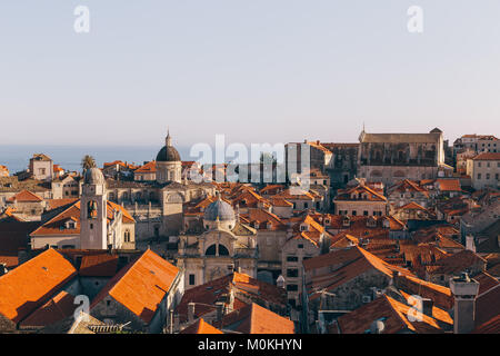 Panoramablick auf die Altstadt von Dubrovnik, eines der bekanntesten touristischen Destinationen im Mittelmeer, bei Sonnenuntergang, Dalmatien, Kroatien Stockfoto