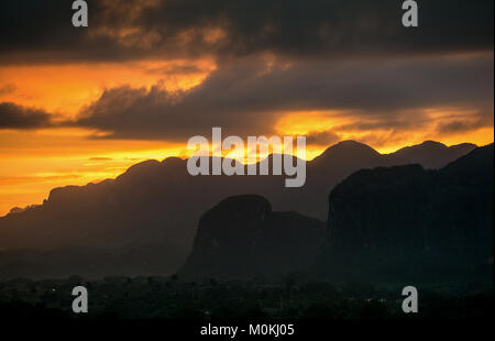 Blick über das Tal von Vinales in Kuba. Morgen in der Dämmerung und Nebel. Nebel im Morgengrauen im Tal von Vinales in Pinar del Rio, berühmt für Tabak pla Stockfoto