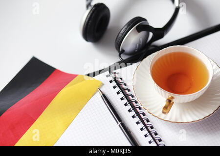 Das Erlernen von Fremdsprachen. Notepad für Einträge und eine Fahne. Lang Stockfoto