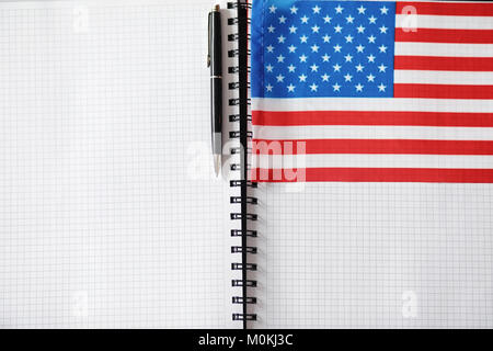 Das Erlernen von Fremdsprachen. Notepad für Einträge und eine Fahne. Lang Stockfoto