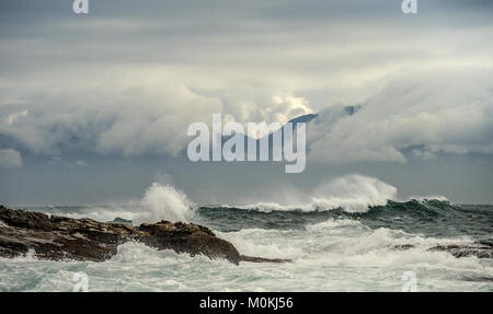 Meer Landschaft. Ein Morgen, Wolken Himmel und die Berge. Die False Bay. Südafrika. Stockfoto