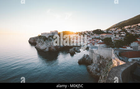 Panoramablick auf die Altstadt von Dubrovnik, eines der bekanntesten touristischen Destinationen im Mittelmeer, bei Sonnenuntergang, Dalmatien, Kroatien Stockfoto