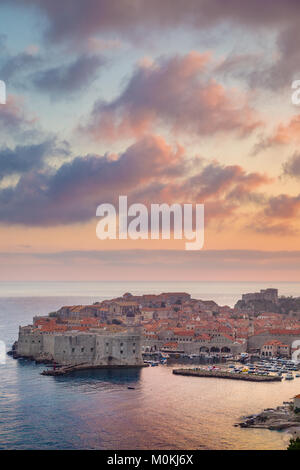 Panoramablick auf die Altstadt von Dubrovnik, eines der bekanntesten touristischen Destinationen im Mittelmeer, bei Sonnenuntergang, Dalmatien, Kroatien Stockfoto