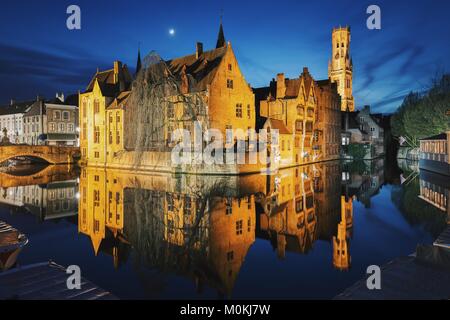 Klassische Ansicht der historischen Stadtmitte von Brügge mit berühmten rozenhoedkaai Während magische Twilight, Flandern, Belgien beleuchtet Stockfoto