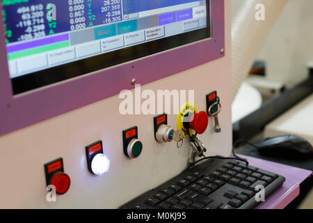 Bedienfeld einer computergesteuerten Maschine. Selektive konzentrieren. Stockfoto